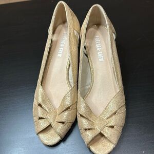 Chelsea Crew. Evelyn style gold, sparkling. Open toe. Kitten heel. Size 40 (9)